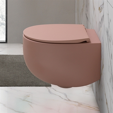 Lyserødt toilet i kompakt design til det lille badeværelse